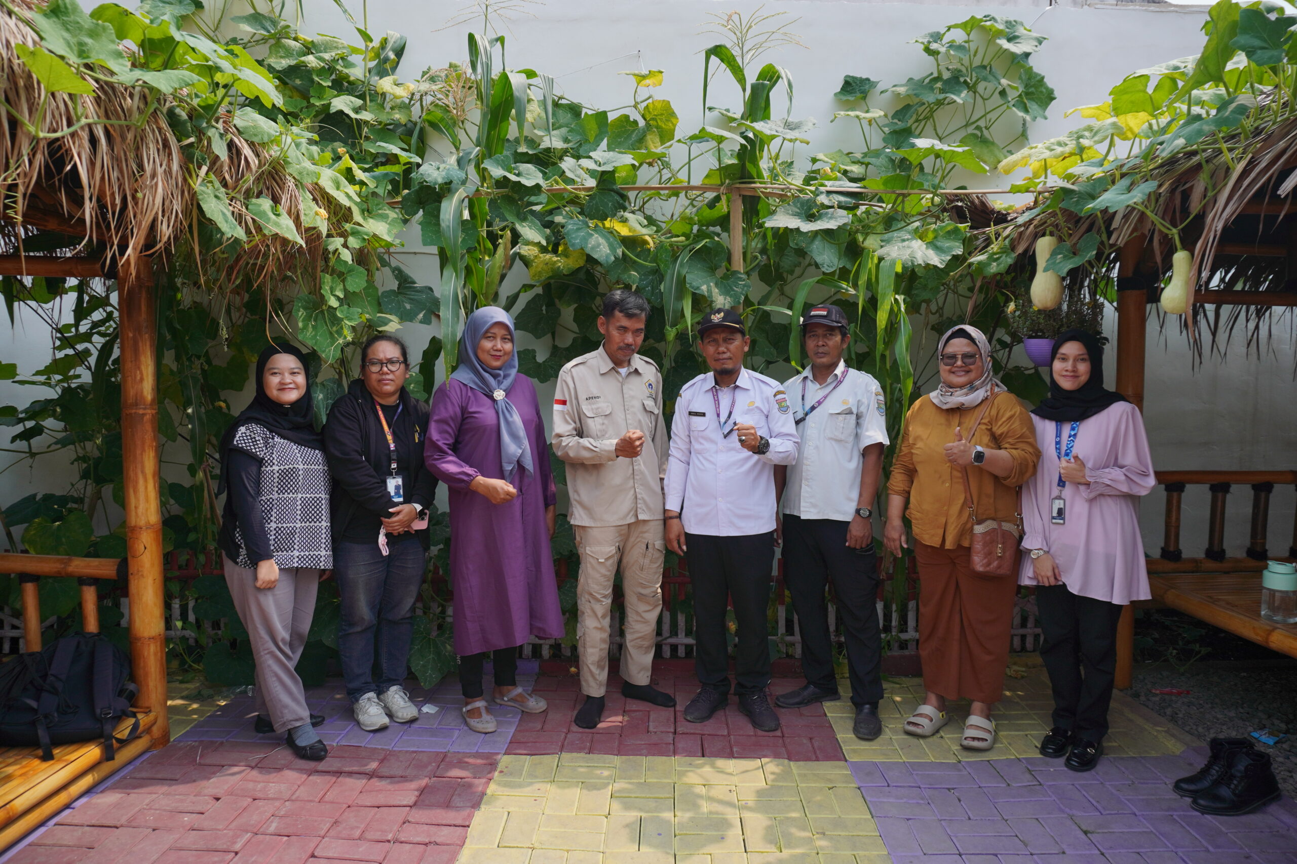 PKM di Desa Sukawali: Teknologi Pengemasan dan Digital Marketing untuk Petani Kp. Kramat